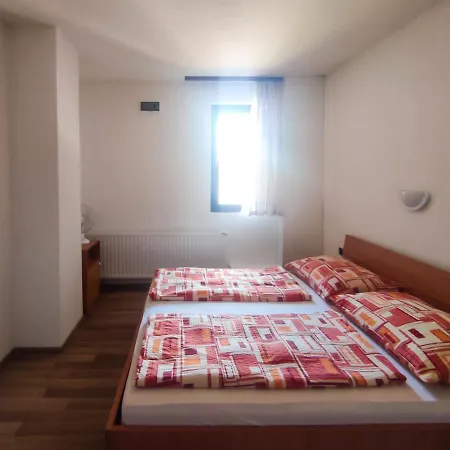 Viktoria Panzio Zamardi