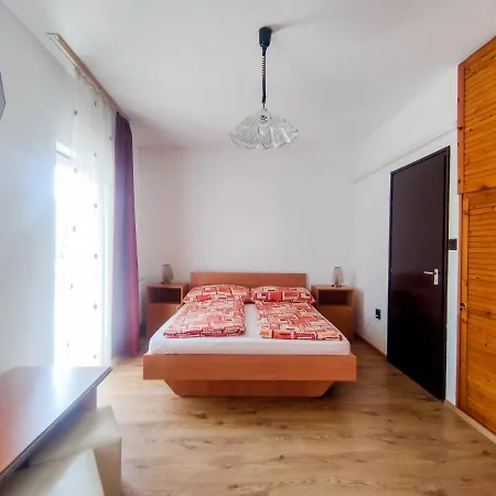 Viktoria Panzio Zamardi